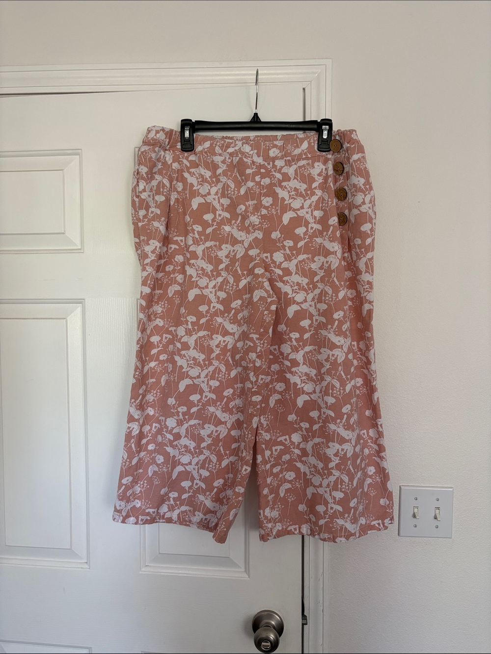 Kaktus Pink Linen Blend Floral Print Capris with Side Buttons